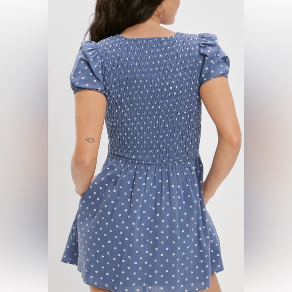 NWT American Eagle Blue and White Daisy Floral Tie Front Smocked Dress Sz Large - Picture 5 of 9